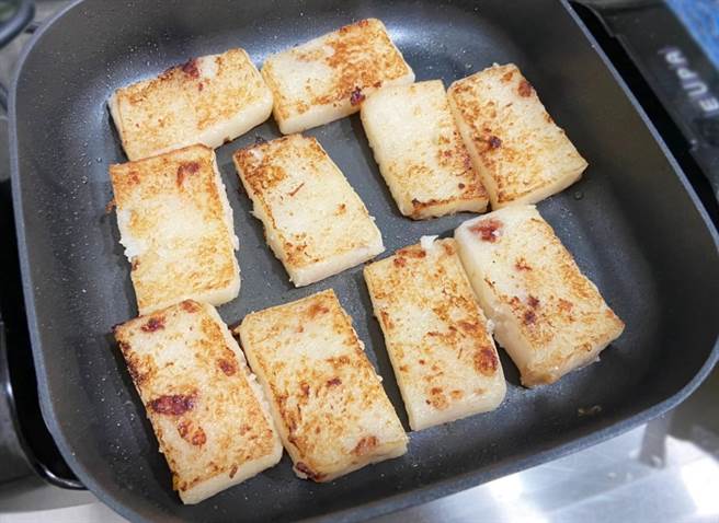 女网友分享在好市多购物避免踩雷的2撇步，坦言自己靠这2招买到CP值颇高的萝卜糕。（图／翻摄自Costco好市多商品经验老实说）