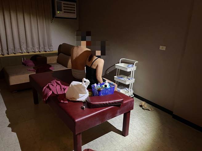 无惧实名制，寻欢客上色情养生馆甘愿签真名作半套性交易，警方当场逮获。（读者提供／程炳璋台南传真）