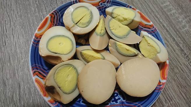 「蛋白蛋」虽然少见，但还是可以食用，且不会对人体健康造成伤害。（图／翻摄自脸书社团《爆废公社公开版》）