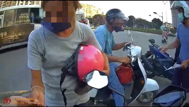 盐埕分局警员将士用命，查捕逃犯功力了得，在短短不到24小时内总计查获3名通缉犯到案。(苏育宣翻摄)