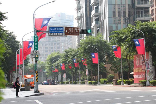 为展现旗海磅礡气势，新北势将国旗插挂于市府大楼周围，并延伸至中山路、县民大道。（陈慰慈摄）