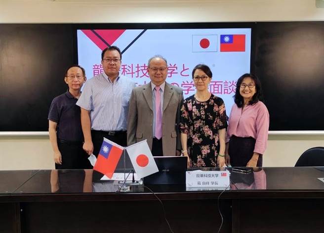 龙华科大代表于线上会议后合影。(龙华科大提供／李侑珊台北传真)