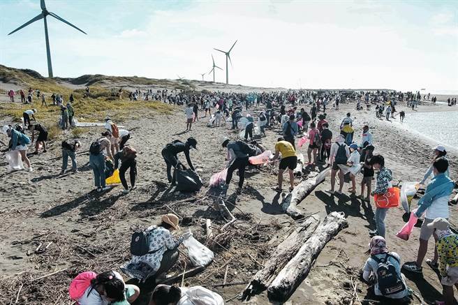 台湾重新思考环境教育协会常于社群网路号召民眾及志工共同响应净滩活动，获得新北市环境教育奖。（新北市环保局提供）