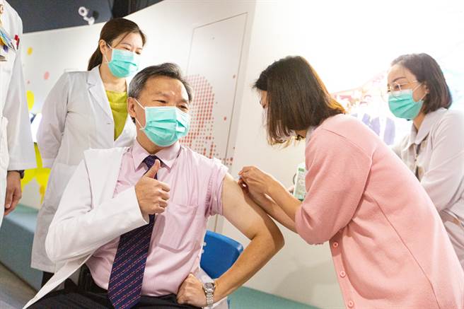 高雄医学大学附设中和纪念医院特别设置「快速流感接种站」，1日起提供预约、免费施打服务，图为副院长戴嘉言示范接种。（袁庭尧摄）