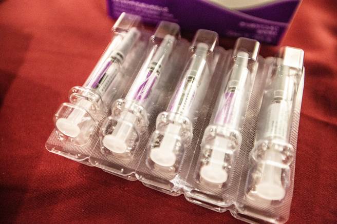 流感疫苗施打现场採人流管制，採预约制，每天限额600人。（袁庭尧摄）