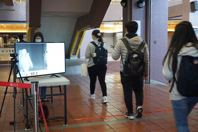 东吴大学10月6日起採线上实体双轨制，两校区共出动3台红外线热像仪。(东吴大学提供／李侑珊台北传真)