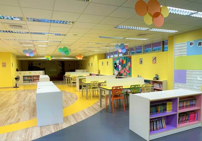 鶯歌區二橋國小近期舉辦圖書館改建啟用儀式，教育局攜手玉山志工基金會及玉山銀行挹注資源，將圖書館空間變大變明亮，未來學校也可增加閱讀書籍採購、閱讀教學專業發展。（教育局提供）