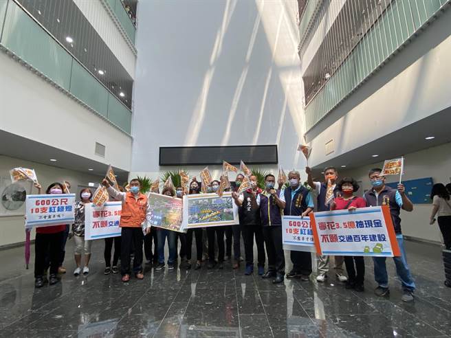 台中市超党派市议员陈清龙、段纬宇、吴显森与朱元宏等人，1日率民眾向市府抗议，东丰快速道路衔接国道4号丰潭段拒绝车辆下台三线丰势路后再上交流道往东行，强烈主张应採「立交共构」。（卢金足摄）