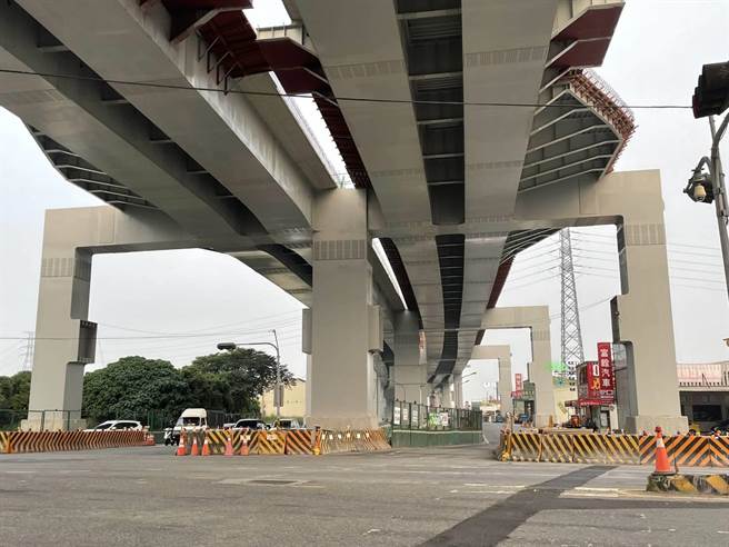 国4丰潭段工程门架，从台3线往西拍摄，规划东丰快以高架跨越台3线后立交衔接进国道系统，利用国四已预先留设的接合板来提供未来东丰快共构使用，目前国四丰潭段工程施工门架最上层即国四、中层东丰快、下层平面为国丰路。（台中市府提供／卢金足台中传真）