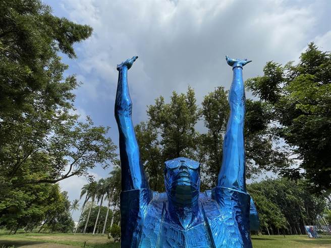 由日籍藝術家阿部乳坊製作的-「將變成樹與天空」裝置藝術。（台南市文化局提供／曹婷婷台南傳真）