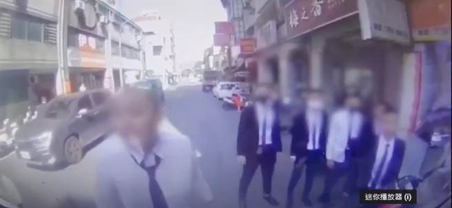 上月中新北市中和区发生竹联帮明仁会份子街头公然开枪挑衅警方，且教唆小弟顶罪。（影片截图）