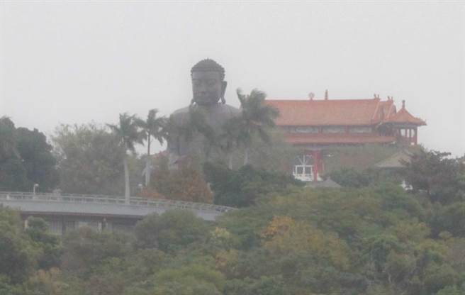 彰化县西半部空气品质都呈现「红色警戒」，大佛又雾霾了。（吴敏菁摄）