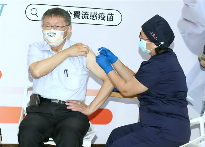 110年公費流感疫苗開打首日，台北市長柯文哲(左)至市立聯醫仁愛院區接種流感疫苗，並在會後受訪，針對「3+11」事件，他認為陳時中要說服台灣人民，如果政府講了幾個月社會大家還有疑慮，那就是政府的問題。(粘耿豪攝)