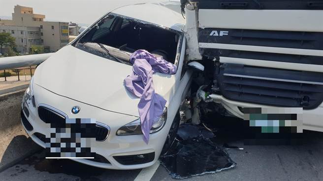 一台BMW小客车疑因故停靠路边，后方大车不慎追撞侧夹小客车。（民眾提供）