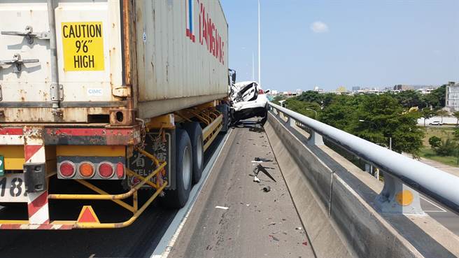一台BMW小客车疑因故停靠路边，后方大车不慎追撞侧夹小客车。（民眾提供）
