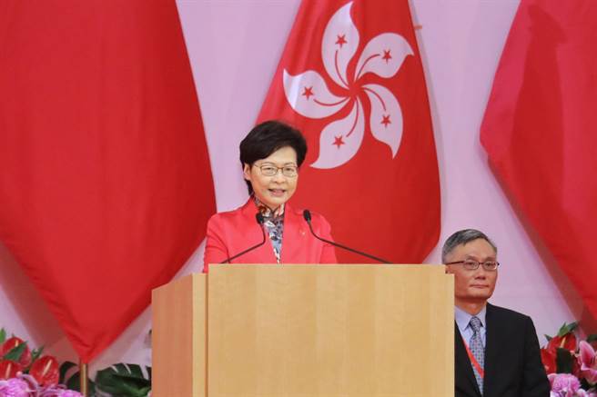 香港特首林鄭月娥今於中共建政酒會致辭表示，香港在《香港國安法》和完善選舉制度的雙重保障下，真正踏上一國兩制的正確軌道。（香港中通社）