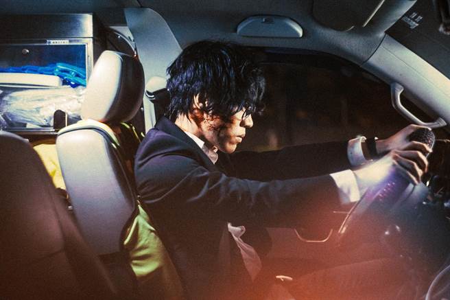 盧廣仲在MV中歷經一場「擺脫不了的夢靨」。（添翼創越工作室提供）