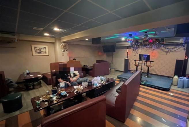 高市新興區1間餐酒館，違反防疫規定，提供視聽設備供客人歡唱被警方查獲，闆娘辯稱純招待友人，警方蒐證後送交衛生局審認裁處。（翻攝照片／石秀華高雄傳真）