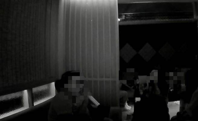 警方在自強二路的餐酒館稽查，發現店內客人當場拿著麥克風歡唱。（翻攝照片／石秀華高雄傳真）