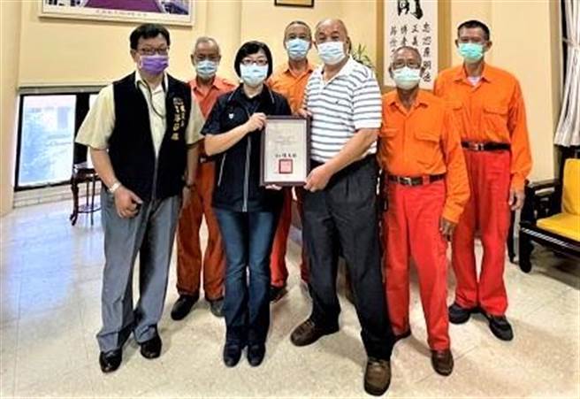 財團法人天帝教天極行宮所屬的「道路修補志工隊」全年度志願服務累計已達100小時以上，市府建設局特別頒發志工服務感謝狀。（台中市府提供／盧金足台中傳真）