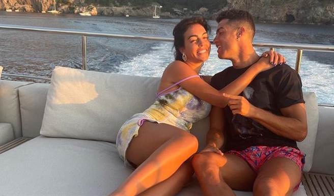 C罗与女友交往5年(图片来源：Cristiano Ronaldo IG/cristiano)