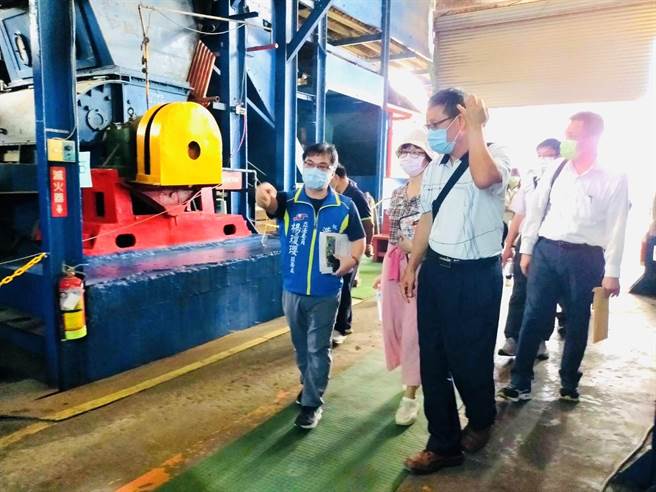 立委楊瓊瓔團隊1日邀中央及地方單位會勘月眉糖廠。（陳淑娥攝）