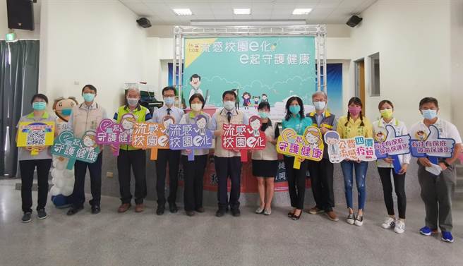 台南市长黄伟哲上午至试办「校园流感疫苗接种电子化」的安定区南兴国小视察施打情形。(刘秀芬摄)