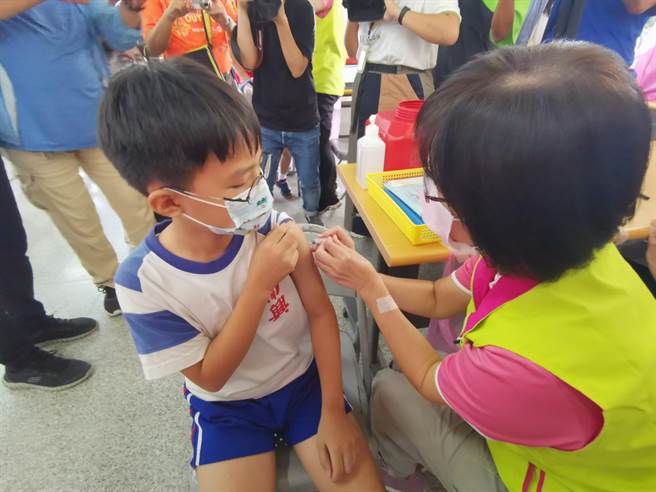 今天南兴国小小朋友于礼堂进行接种。(刘秀芬摄)