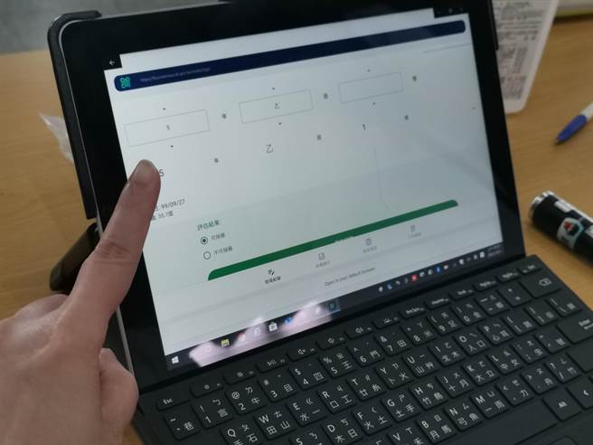 南兴国小试办「校园流感疫苗接种电子化」，医生从电脑上可以看到学生的资料。(刘秀芬摄)