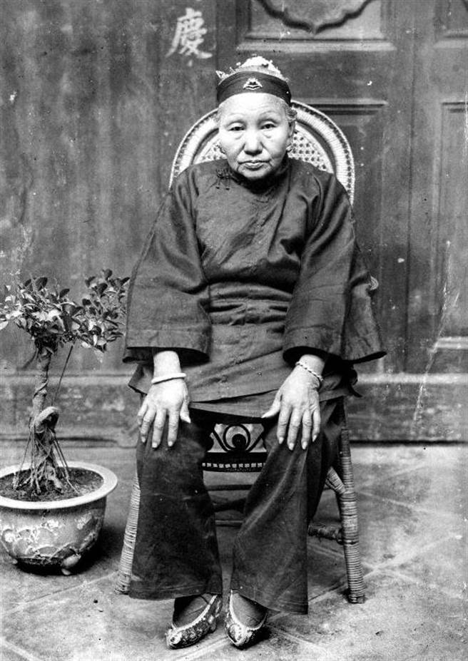日据时期缠足的台湾妇女王氏燕。（台湾歷史博物馆提供）