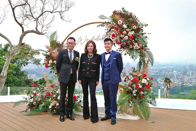 晶華集團旗下台北晶華酒店宣布攜手CHIN CHIN婚顧、陽明山秘境餐廳Wonder.land等相關品牌，合攻類出國戶外婚禮商機。左起為台北晶華董事總經理吳偉正、CHIN CHIN集團創辦人林青蓁、Wonder.land仙境營運總監張靖。（記者林資傑攝）