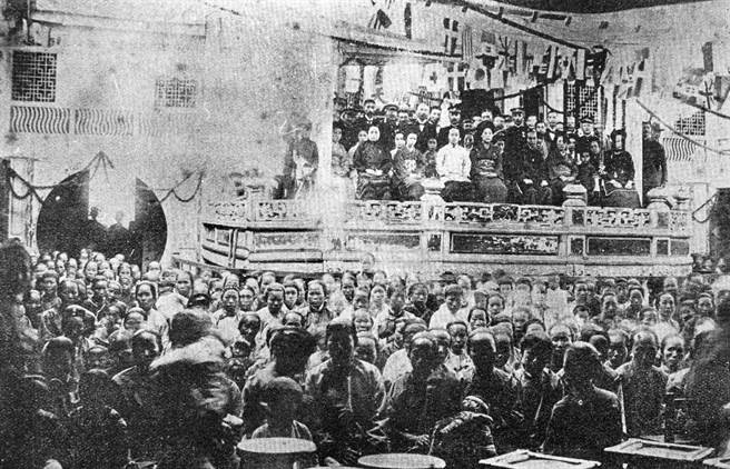 日据时期台中厅阿罩雾（今台中县雾峰）妇女解缠足大会。（台湾歷史博物馆提供）