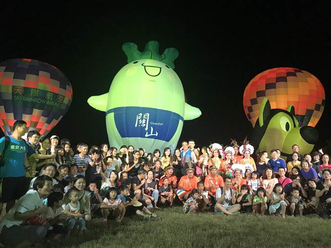 關山原民好農活動現場熱氣球光雕秀吸引民眾前往朝聖。 （圖／關山鎮公所提供）