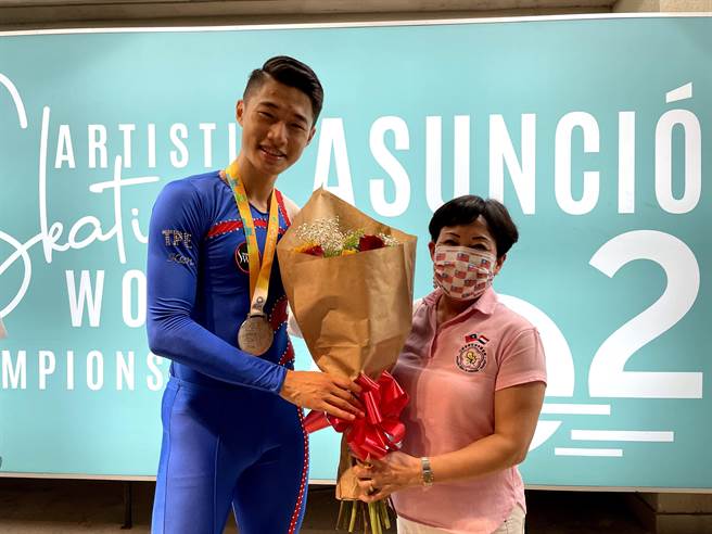 陳毅帆榮獲世界錦標賽銀牌，亞松森中華會館古美桂理事長獻花祝賀。（讀者提供）