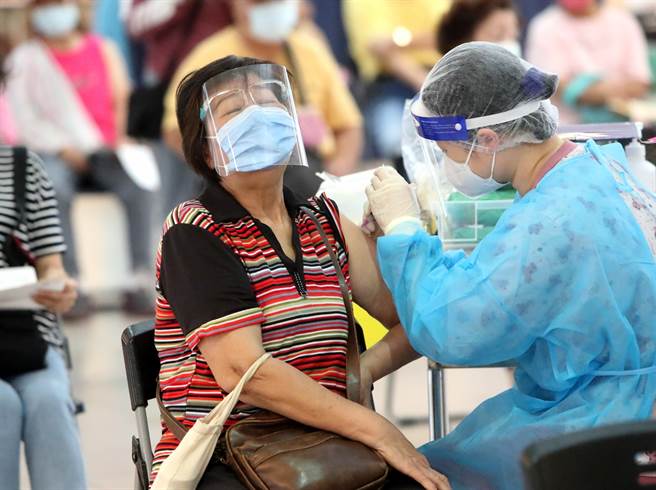 不少已打完第一剂莫德纳的民眾仍在苦等第2剂的下落，但陈时中今在记者会上透露莫德纳于本周到货的机率低。图为民眾接种疫苗的画面。（郑任南摄）