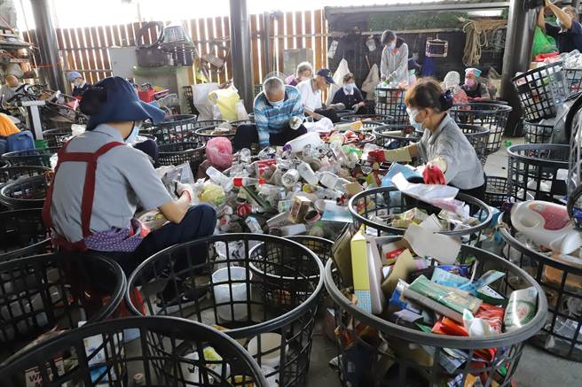 一位人妻表示自己14套漫画收藏被婆家丢到回收站。（示意图／资料照，周丽兰摄）