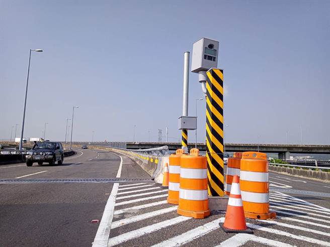 国道3号196.8公里彰化系统匯入国道1号处，新设测速照相机于10月1日开拍，只要超过道路速限60公里，恐需面临3000元以上6000元以下罚锾。（国道公路警察局第七大队提供）