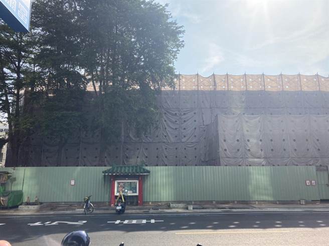 嘉义市文化路邮局是歷史建物，目前正做復古整修工程。（王美惠服务处提供）