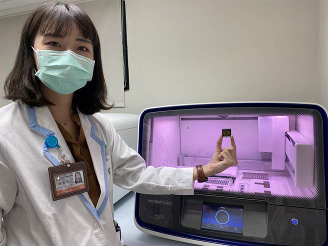 次世代定序仪利用血液进行人类基因体定序。（曹婷婷摄）