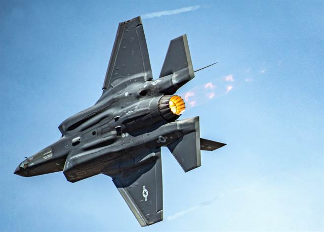 美国F-35A隐形战机2021年9月19日雷诺飞行大赛（Reno Air Races）中的画面。（美国空军）