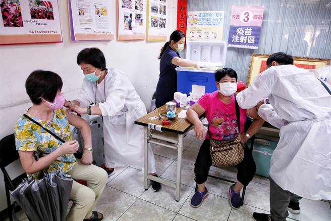 公費流感疫苗今日開打，符合資格的民眾將分兩階段進行接種，直到632萬劑打完為止，在北市符合資格的民眾前往里民中心排隊注射疫苗。（趙雙傑攝）