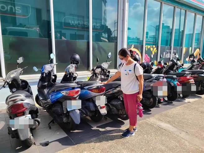 杨姓妇人误以为机车失窃，警方受理后，1小时破乌龙案，找回杨妇爱车。（翻摄照片／石秀华高雄传真）
