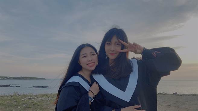 今年顺利从醒吾科大商设系毕业的王佳敏(右)，开心与同学拍下学士服照。(戴志扬翻摄)