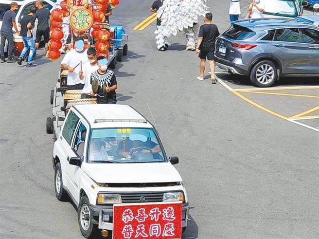 朱姓男子雇用驅邪的陣頭在警局前繞行，遭檢方以侮辱公署罪嫌起訴。（翻攝照片）