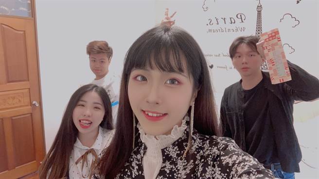 王佳敏(中)乐于与同学讨论与研究设计，是大学生活最开心的事。(戴志扬翻摄)

