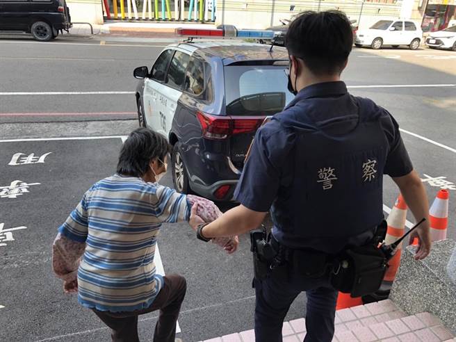 桃園市平鎮區86歲老婦因肚餓難耐出門，卻忘了回家的路，所幸警方救援。（翻攝照片）