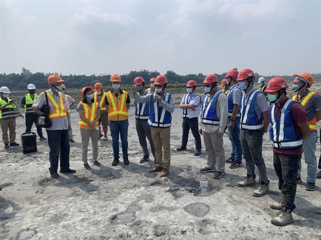 鸟嘴潭石绵及筛下物已清运，环团批破坏现场湮灭证据。（廖志晃摄）