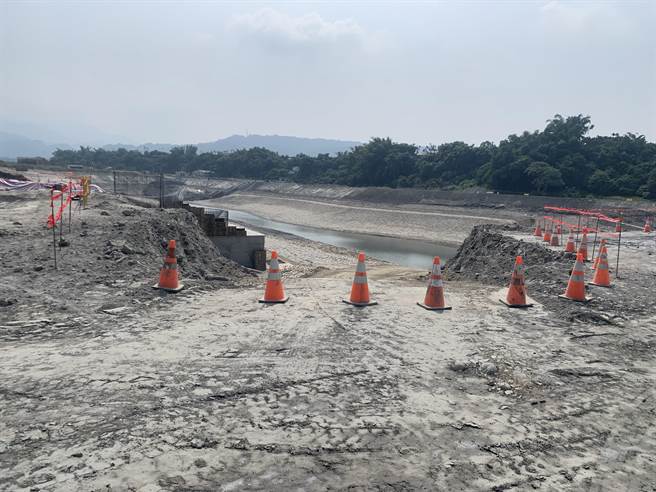 鸟嘴潭人工湖预计年底部分供水，A区已有贮水。（廖志晃摄）