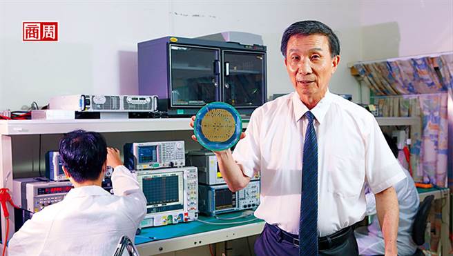 全讯董事长张全生（右）笑称董事长是兼任，正职是研发，为了让晶片更散热且高频，得将晶圆薄度打磨至一般商用四分之一。(摄影者．骆裕隆)