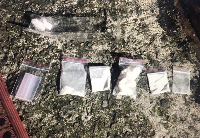 嫌犯沿途丢弃毒品，仍遭警方逮捕。（警方提供）